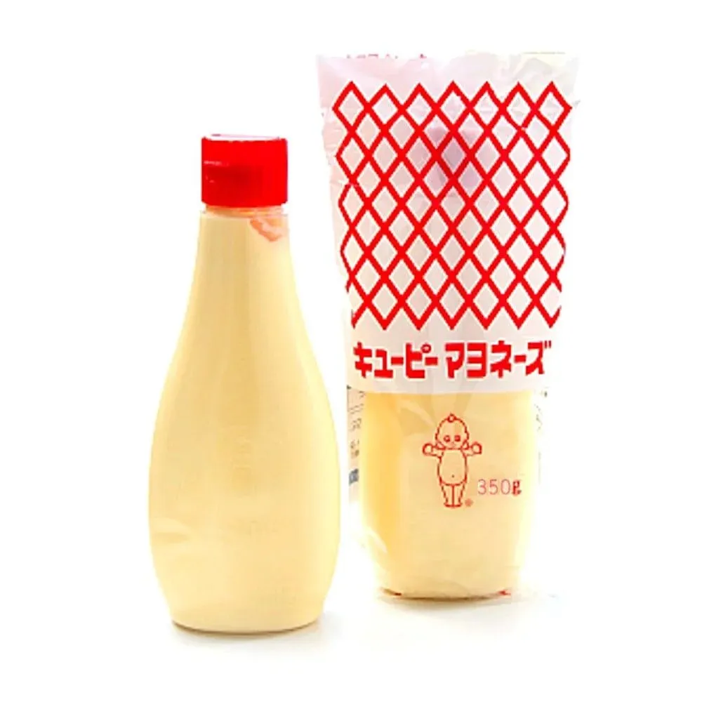 Maionese japonesa Kewpie: um frasco de tampa vermelha e a embalagem com a rede vermelha e o bonequinho